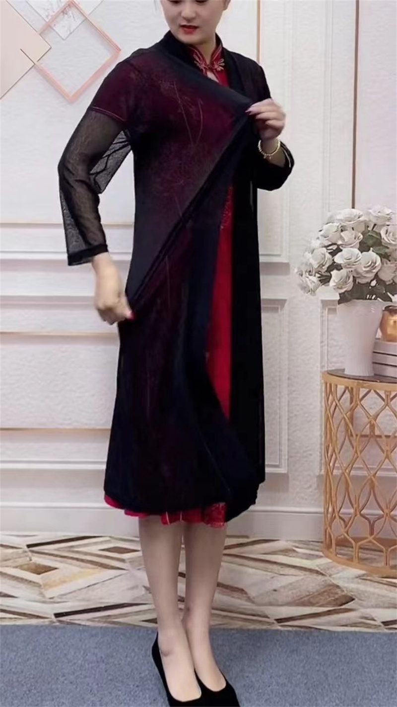 Elderly Women Formal Wear - Wearing a high-end new mesh shawl
